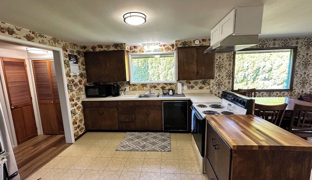 Spacious 5-bedroom house in charming Lynden with theater room and Wi-Fi