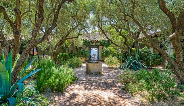 Spacious 5-bedroom house with fitness room and AC in beautiful Malibu