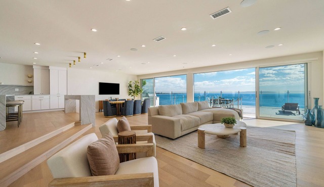 Spacious 5-bedroom house with unobstructed ocean views
