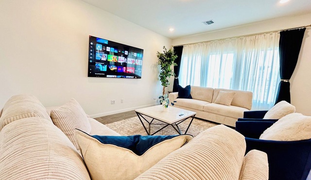 Spacious 5-bedroom house with WiFi and AC in delightful Manor