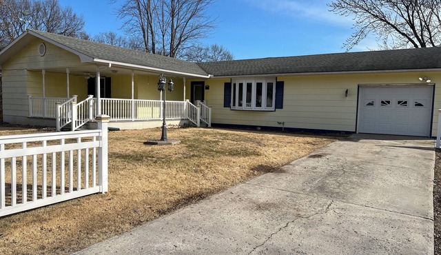 Spacious 5-bedroom house in pleasant Milan with AC and large screened in patio