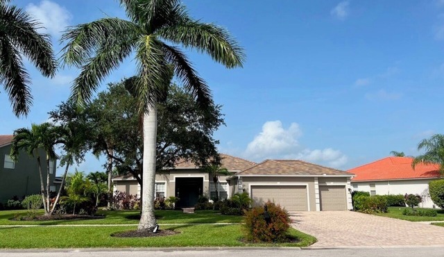 Spacious 5-bedroom house in superb Naples with AC, WiFi, pool and much more.