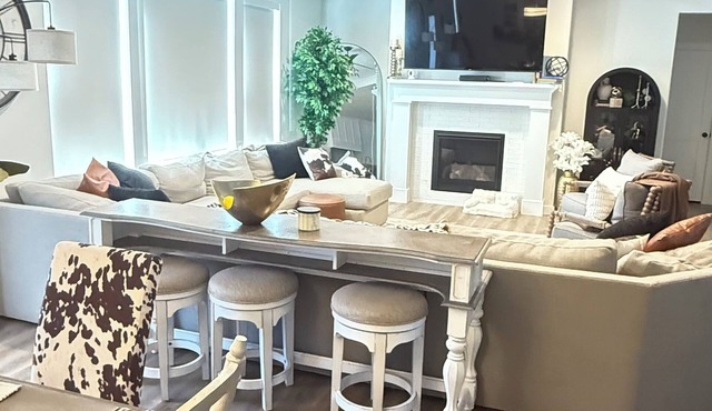 Spacious 5-bedroom house in the country. Lakes & mountains within 15 minutes.