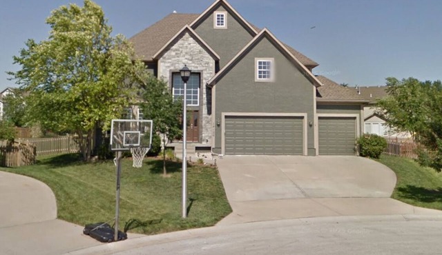 Spacious 5-bedroom house in Olathe. Finished basement and outdoor deck/space.