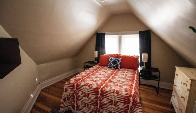 Spacious 5-bedroom house with Wi-Fi and washer/dryer in convenient South Omaha