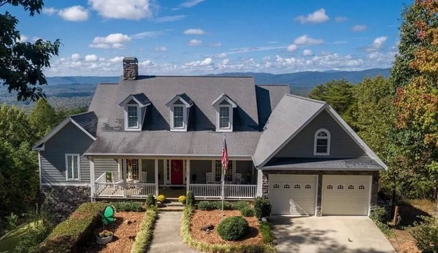 Spacious 5-bedroom house with WiFi and mountain views!