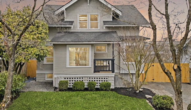 Spacious 5-bedroom house in charming Tacoma with WiFi, AC, Hottub, firepit!