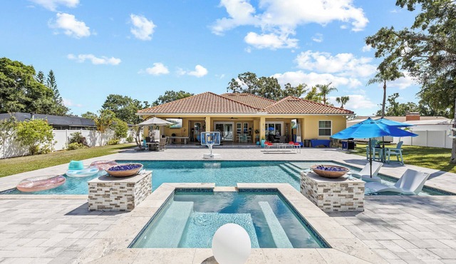 Spacious 5-bedroom house with WiFi, AC, Heated Pool and Jacuzzi in Central Tampa