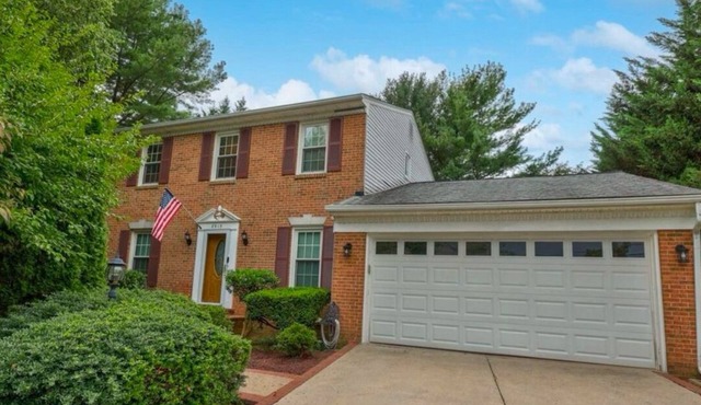 Spacious 5-bedroom house in lovely Tysons with AC, Pool table, WiFi