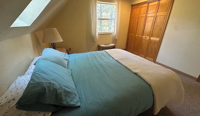 Spacious 5-bedroom house with close proximity to Mt. Bachelor and Sunriver.