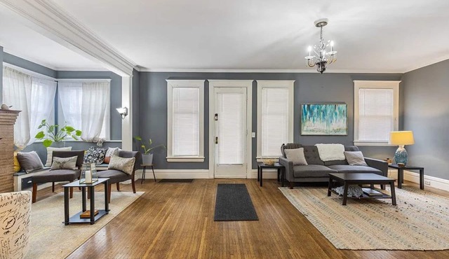 Spacious 5 Bedroom In The Desirable area Of Park Ave Welcomes Large Groups