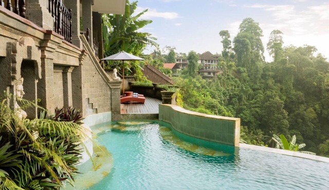 Spacious 5-Bedroom Jungle-View Villa in Ubud