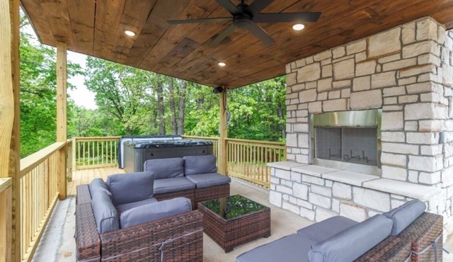 Spacious 5-bedroom just 1 minute from Bennett Spring State Park!