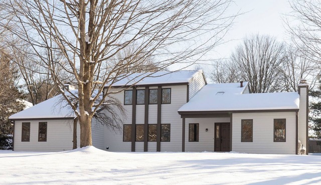 Spacious 5-bedroom Kalamazoo Contemporary Retreat