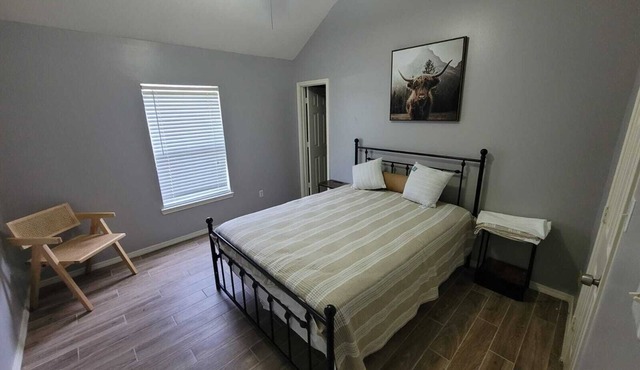 Spacious 5-bedroom king bed with a pool in wonderful Mission