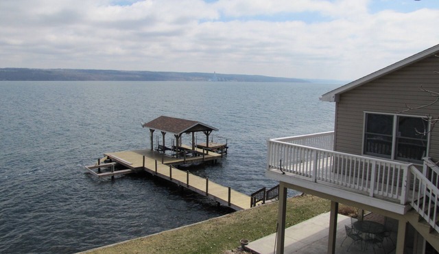 Spacious 5 Bedroom Lakeside Retreat in the Heart of Wine Country