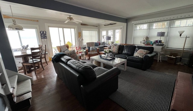 Spacious 5-bedroom Lakefront house with AC and WiFi in wonderful Ashville