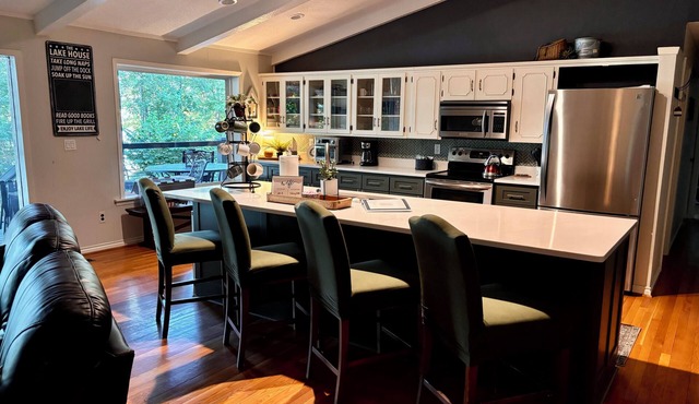 Spacious 5-bedroom LAKEFRONT house in welcoming Edgemont with AC, WiFi