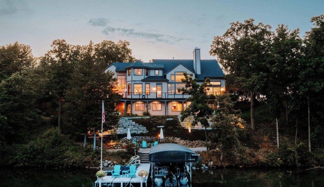 Spacious 5-bedroom Lake House on Lovely Moose Lake in Lake Country, Wisconsin