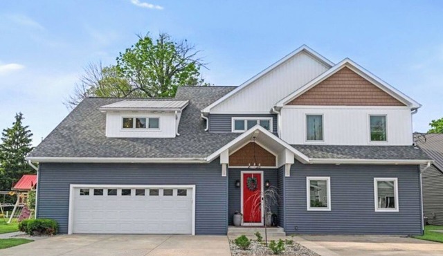 Spacious 5-bedroom lake house on Wawasee Lake Channel w/private beach