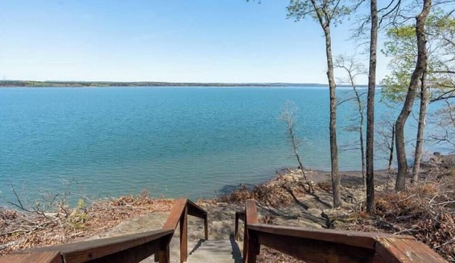 Spacious 5-bedroom lake house in quaint Quitman.