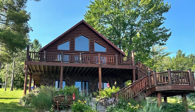 Spacious 5-bedroom lakefront house in charming Vulcan with WiFi, AC