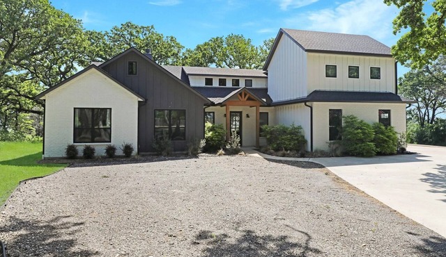 Spacious 5-bedroom Lakehouse on Cedar Creek Reservoir. Sleeps 17 comfortably.