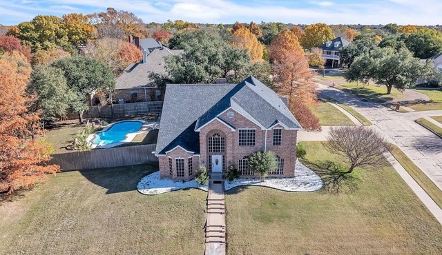 Spacious 5-bedroom Lakeside Retreat w/Pool in Ennis, TX -Sleeps 14