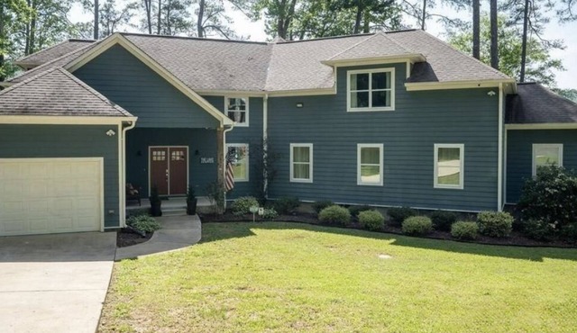 Spacious 5-bedroom lakeside house with all the amenities for a perfect getaway!