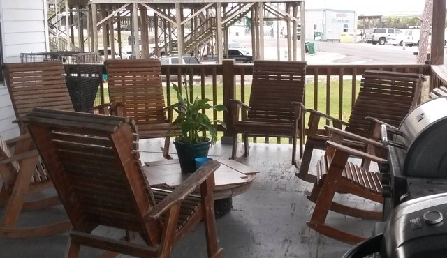 Spacious 5-bedroom lodge in brilliant Delacroix with AC, WiFi