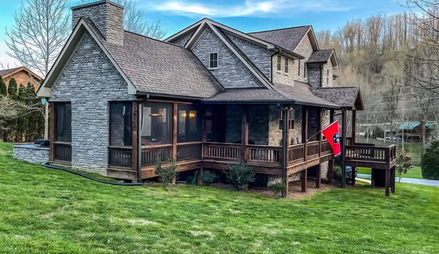 Spacious 5-bedroom Lodge 5 minutes to Center Hill Lake,Sleeps 12, New, No Pets