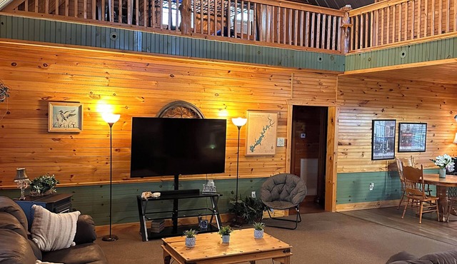 Spacious 5-bedroom lodge with boat trailer parking, @ Lake Tenkiller, in Cookson
