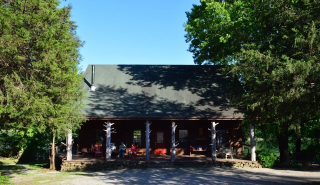 Spacious 5-bedroom lodge in Flippin Ar, on the beautiful White River.