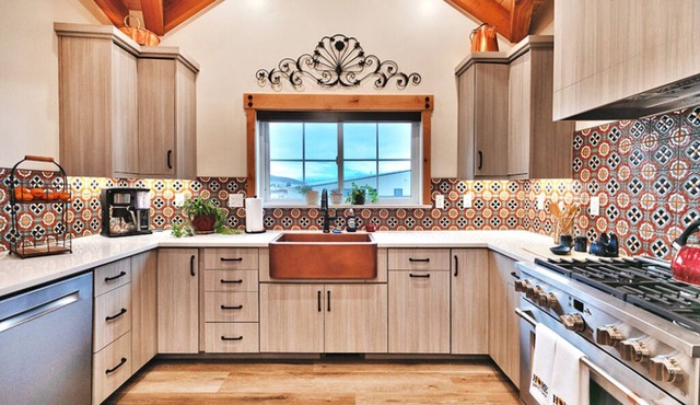 Spacious 5-bedroom lodge in fabulous Kamas with WiFi, AC