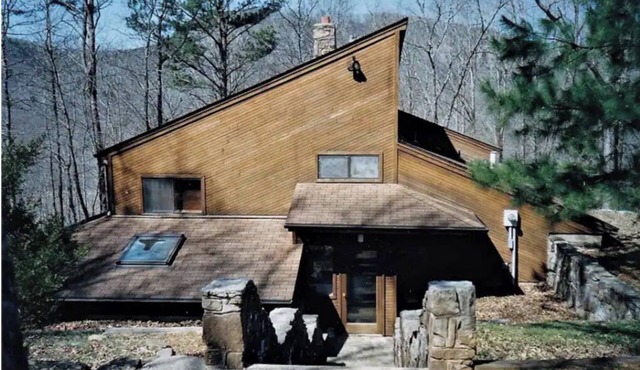 Spacious 5-bedroom lodge with WiFi, AC in charming Fox