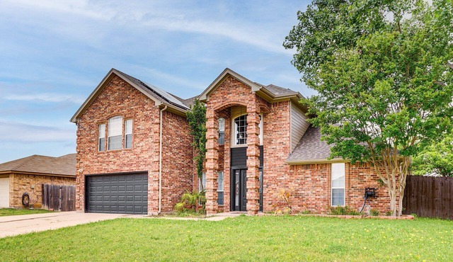 Spacious 5-Bedroom Luxury Villa in Burleson, TX – Private Pool Sleeps 18
