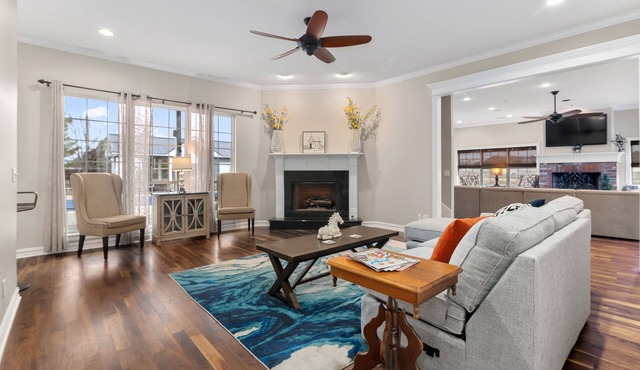 Spacious 5-bedroom Manor, Movie Room,Horse Views and Salt Water Pool
