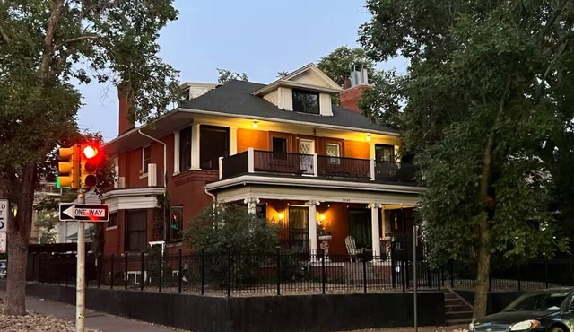 Spacious 5-bedroom Mansion in Downtown Denver area with AC, fitness room, WiFi