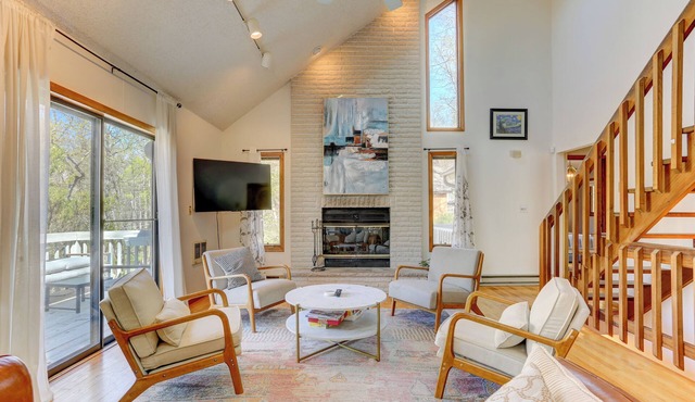 Spacious 5-bedroom Mountain Retreat in Poconos with FREE access to Ski slope