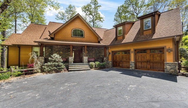 Spacious 5-bedroom Mountain House with Movie Room & Pool Table