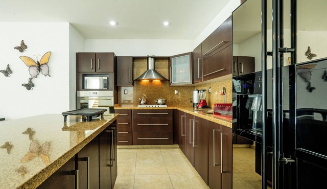 Spacious 5 Bedroom Oasis with Pool & BBQ