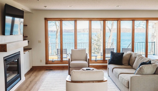 Spacious 5-bedroom on Lake Andrew w/Private Dock/Game Room/Gym &<2 hours to MSP
