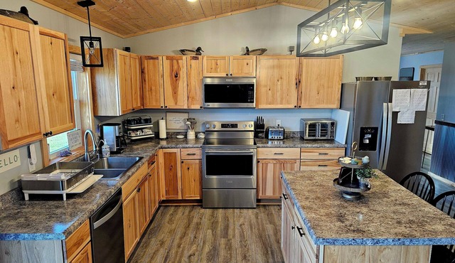 Spacious 5-bedroom Osakis lakefront house/guest house with dock, WiFi, AC, spa