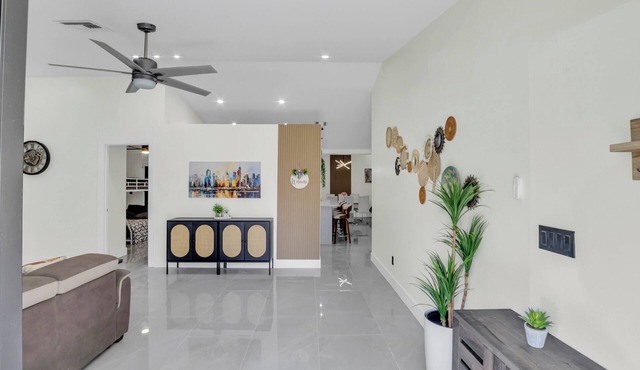 Spacious 5-bedroom Private house in Prime Location in Fort Lauderdale-Lauderhill
