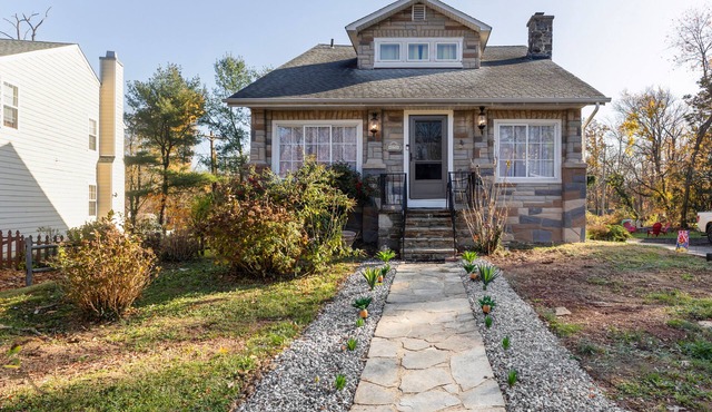 Spacious 5-bedroom Pineapple House in wonderful Pikesville/10PPL/Pets/WiFi
