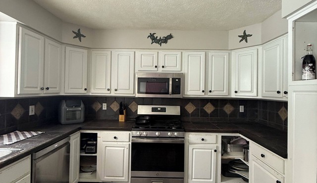 Spacious 5-bedroom pet friendly house in Mentor with hot tub & fitness room