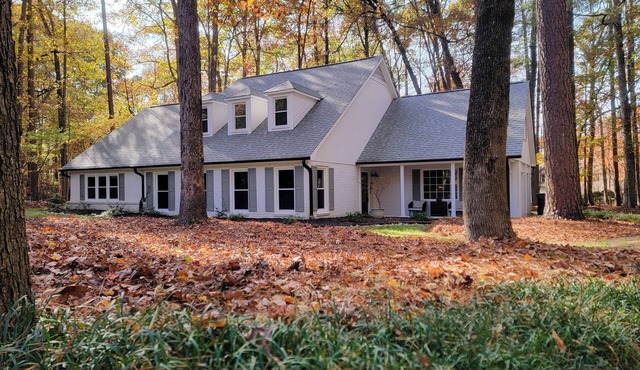 Spacious 5 Bedroom, Pure Inviting Luxury Getaway with Separated Family Spaces
