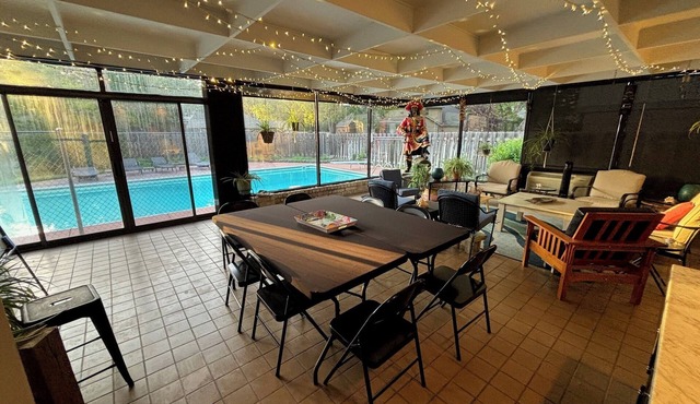 Spacious 5 bedroom Retreat with Pool & Tennis Court Near KS State Fair
