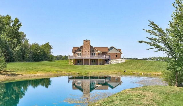 Spacious 5-bedroom Retreat on 6 acres w/pond - 10 Min to Frankenmuth