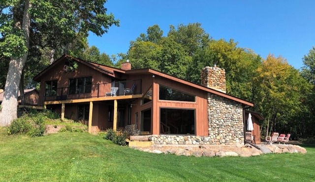 Spacious 5-bedroom resort with WiFi, AC in lovely Tenstrike